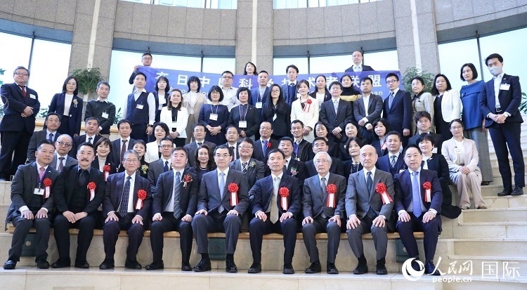 到場(chǎng)嘉賓與中國(guó)駐日本大使吳江浩合影留念。人民網(wǎng) 許可攝