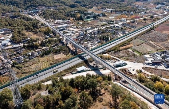 11月25日在麗江市境內(nèi)拍攝的即將開(kāi)通的麗香鐵路（無(wú)人機(jī)照片）。