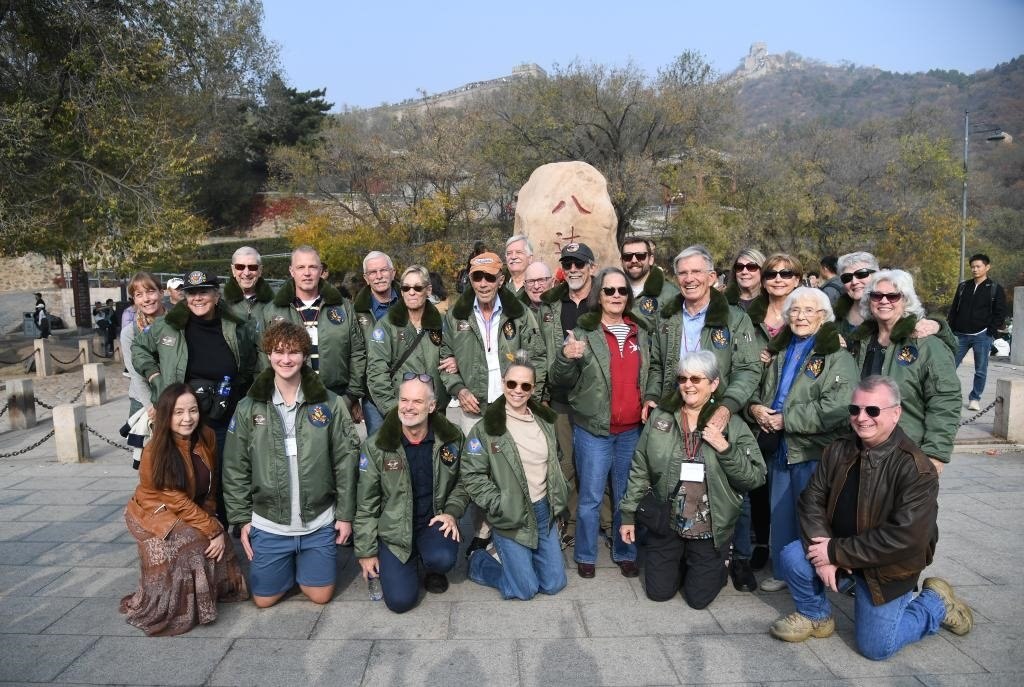 10月29日，飛虎隊(duì)老兵莫耶一行人在北京八達(dá)嶺長(zhǎng)城合影留念。當(dāng)日，美中航空遺產(chǎn)基金會(huì)訪華代表團(tuán)成員陸續(xù)抵達(dá)北京。新華社記者任超攝