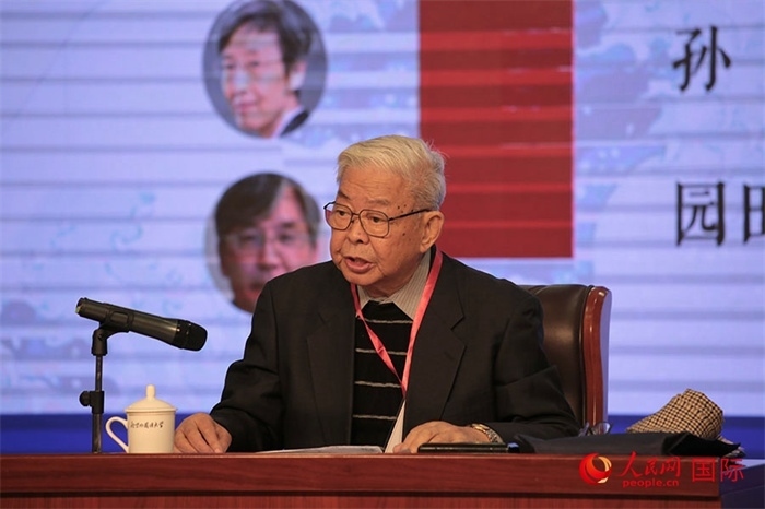 北京外國語大學北京日本學研究中心原主任嚴安生發(fā)表主旨演講。人民網(wǎng)記者 張麗婭攝