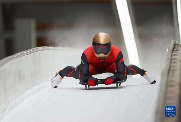 11月25日，天津隊(duì)選手閆文港在比賽中抵達(dá)終點(diǎn)。新華社記者 王楷焱 攝