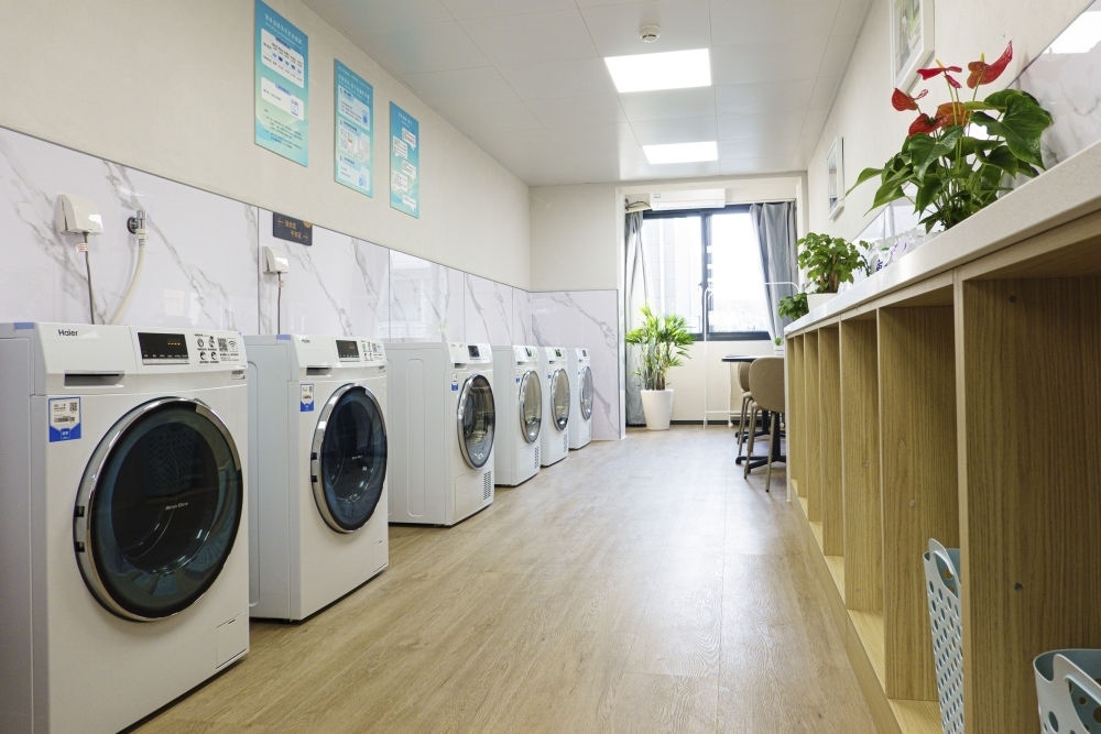 閔行區(qū)新時(shí)代城市建設(shè)者管理者之家的共享廚房和共享洗衣房。