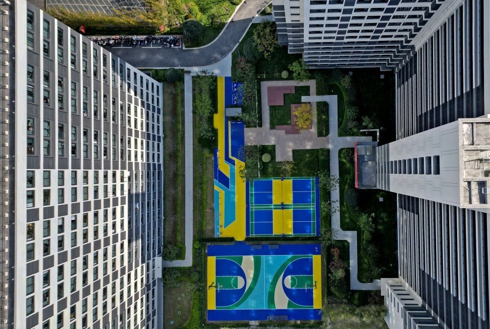 社區(qū)內(nèi)的運(yùn)動場地設(shè)施（無人機(jī)照片）。