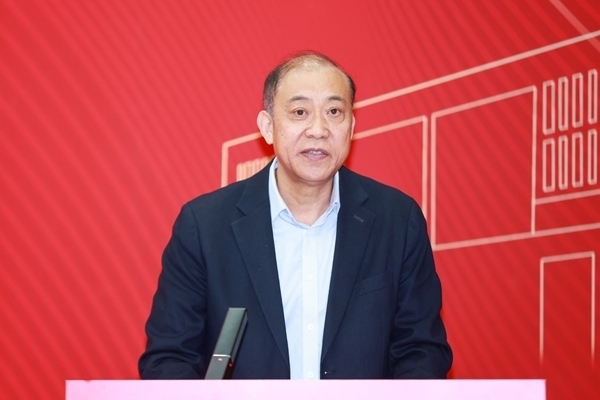 《教育踐悟錄》作者、中央財(cái)經(jīng)大學(xué)黨委書(shū)記何秀超。受訪者供圖