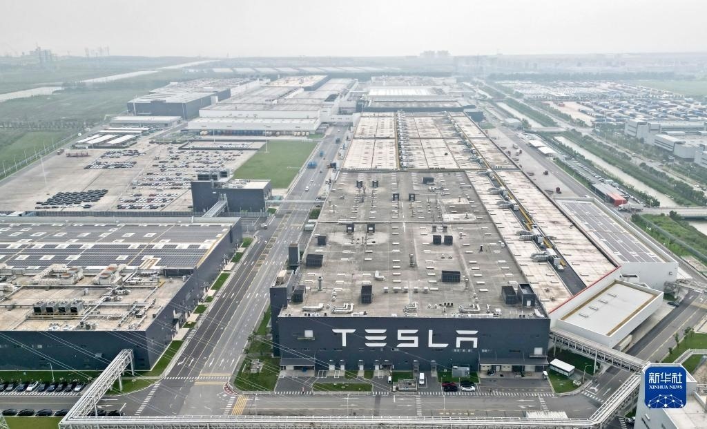 這是在中國（上海）自由貿(mào)易試驗區(qū)臨港新片區(qū)拍攝的特斯拉上海超級工廠（2023年9月26日攝，無人機照片）。新華社記者 劉穎 攝