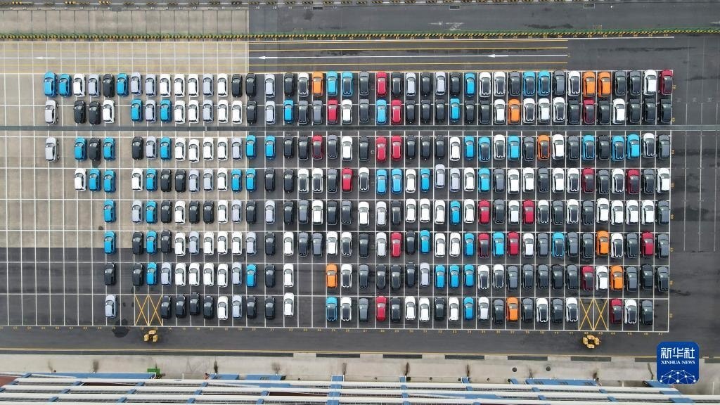 這是2023年7月9日在上海外高橋海通汽車碼頭拍攝的等待裝船運往澳大利亞的上汽MG品牌汽車和新能源車（無人機照片）。新華社記者 方喆 攝