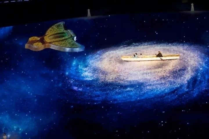 杭州第4屆亞殘運會閉幕式上，吉祥物飛飛幻化回良渚玉鳥的模樣，盤旋于夜色之中。記者 倪雁強 董旭明 攝