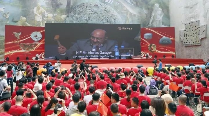 2019年7月6日，杭州市民揮舞國旗慶祝良渚古城遺址獲準列入世界遺產(chǎn)名錄。記者 吳煌 倪雁強 攝