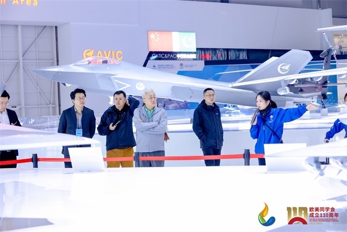 參會(huì)嘉賓和留學(xué)歸國(guó)人員參觀珠海太空中心。主辦方供圖