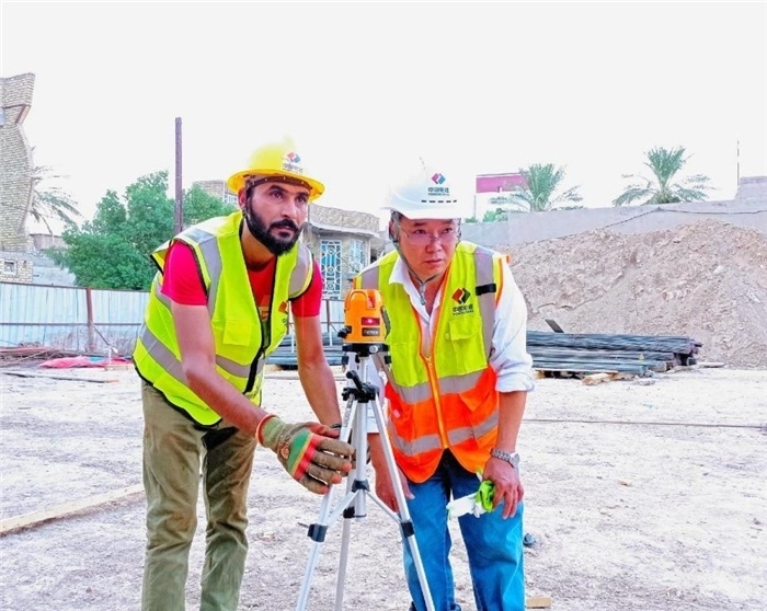 中伊工人在施工中。中國(guó)電建供圖