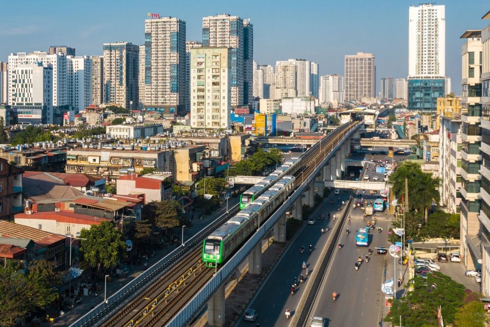 2021年12月1日，在越南首都河內(nèi)，列車在吉靈-河?xùn)|輕軌線上行駛。新華社發(fā)（中鐵六局河內(nèi)輕軌項(xiàng)目部供圖）