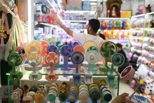 △近期，客商在浙江義烏國際商貿(mào)城采購商品。