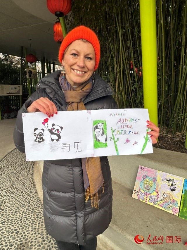 桑德拉和德國小朋友們的作品。右圖寫著“祝福好運，再見 Pit和Paule（“夢想”“夢圓”的德語名字）”。人民網(wǎng)記者 徐馨攝