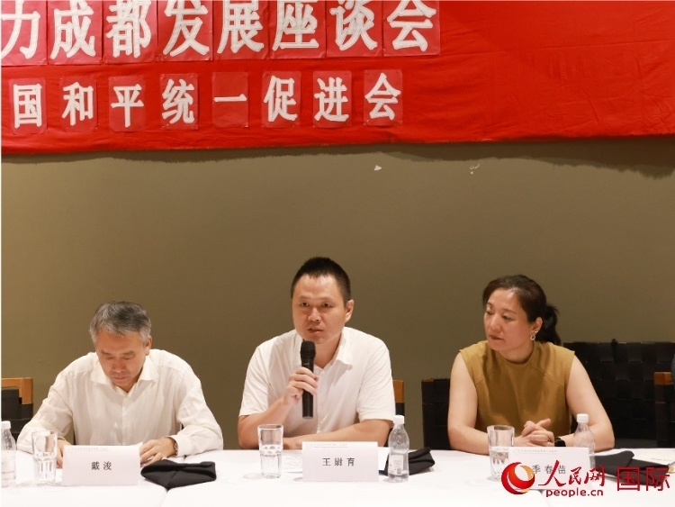 中國駐里約總領(lǐng)館副總領(lǐng)事王尉育（中）在座談會中致辭。人民網(wǎng)記者 陳海琪攝