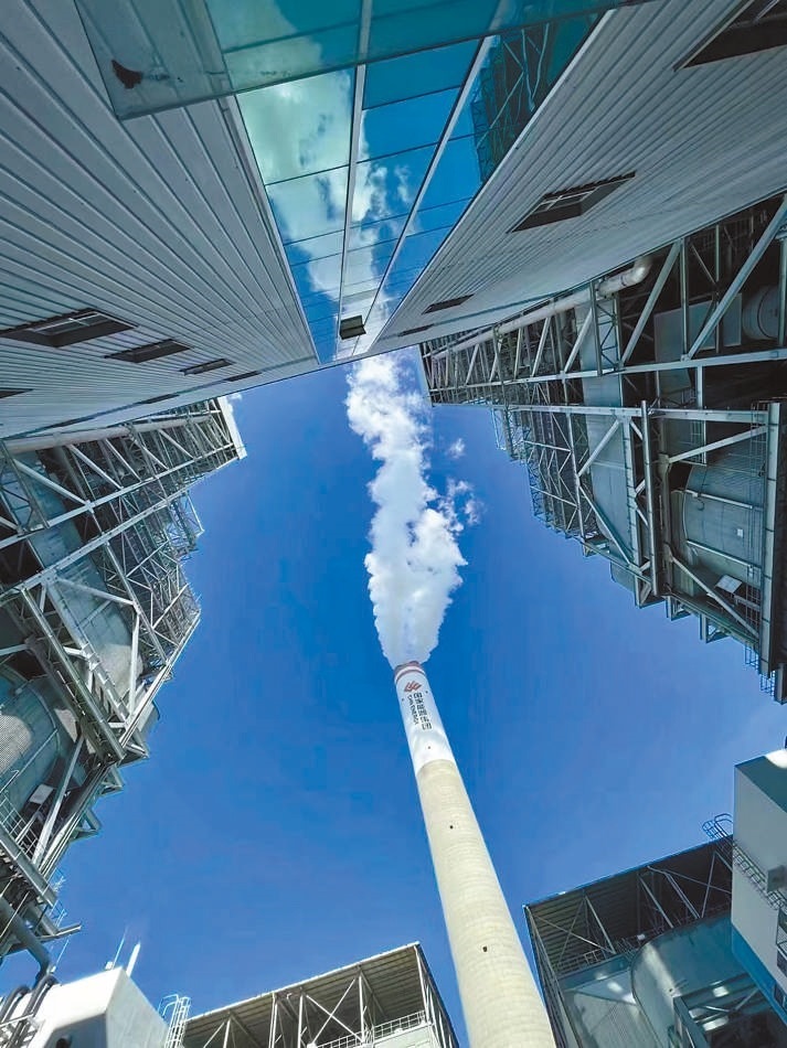  綠色低碳 近日，來自10余個(gè)國家的國際青年跟隨“世界青年能源行”活動走進(jìn)國家能源集團(tuán)江蘇泰州電廠。作為亞洲最大火電二氧化碳捕集、利用與封存項(xiàng)目，該項(xiàng)目每年可捕集消納二氧化碳50萬噸。 美國籍演員、主持人 史蒂文·韋德斯攝 “走在電廠里，體驗(yàn)各種高科技，真切感受到中國在清潔能源方面發(fā)展迅速，許多技術(shù)走在了世界前列。”