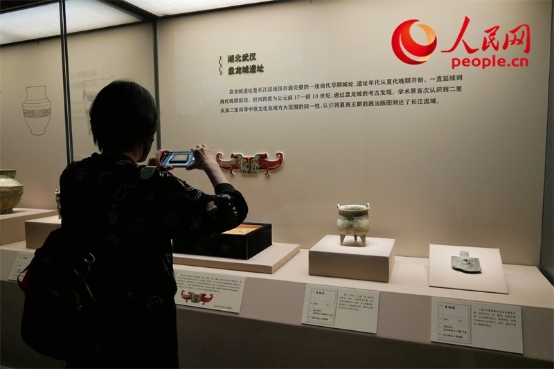 今年9月，觀眾正在參觀“鑒往知遠——新時代考古成果展”。人民網(wǎng)記者 韋衍行攝