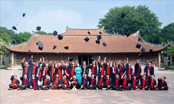 12月9日，越南首都河內(nèi)一所高中的學(xué)生在文廟內(nèi)合影留念。