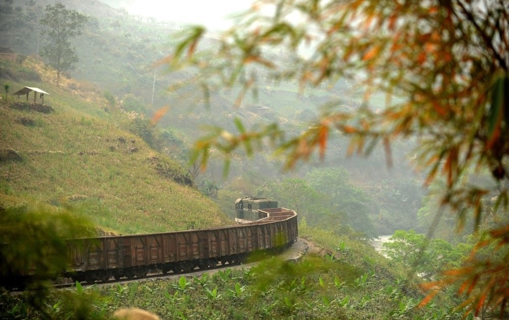 這是行駛在滇越鐵路云南省屏邊縣境內(nèi)的貨運(yùn)列車（2012年3月9日攝）。