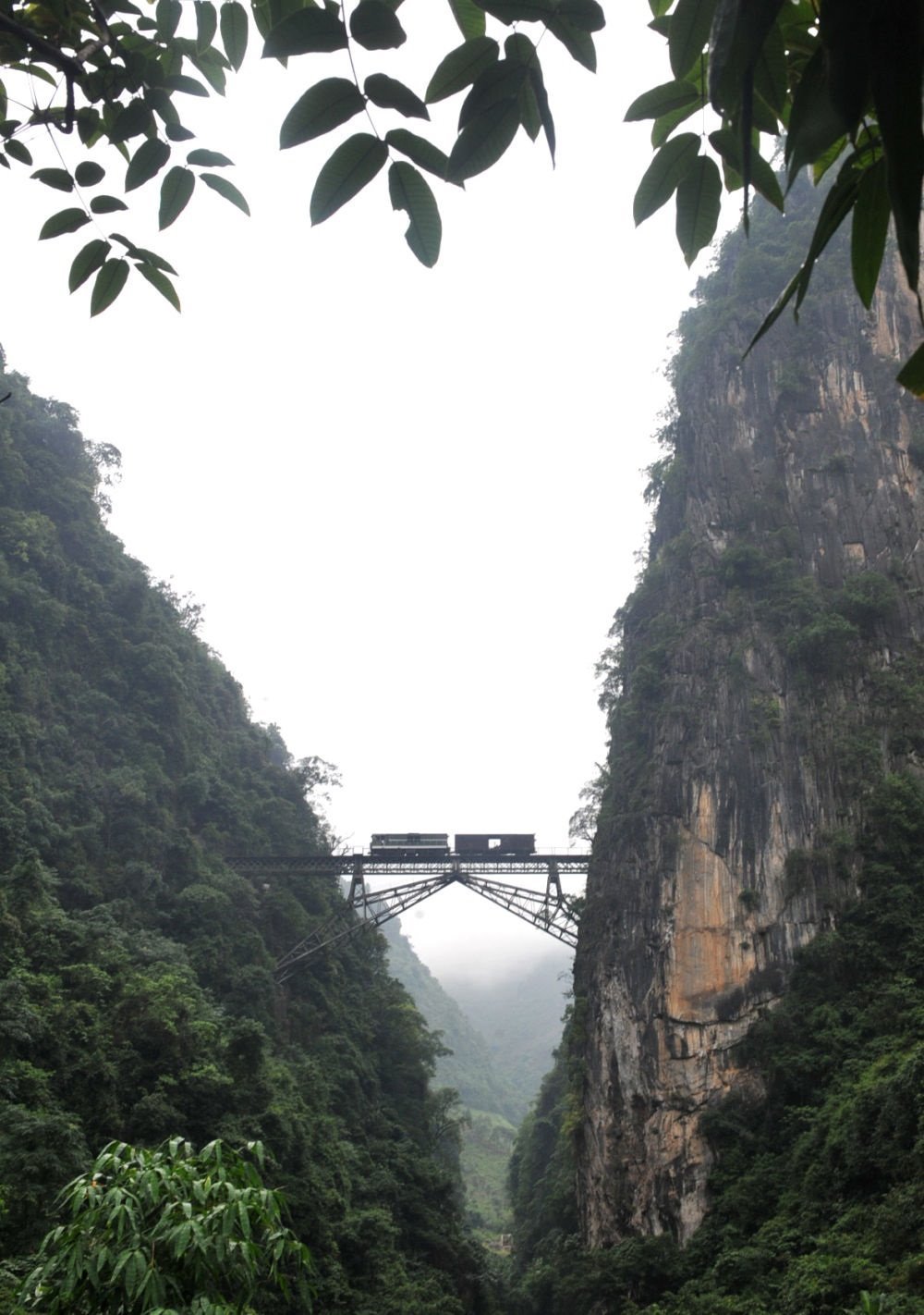 2009年6月1日，一列小火車從人字橋上通過。