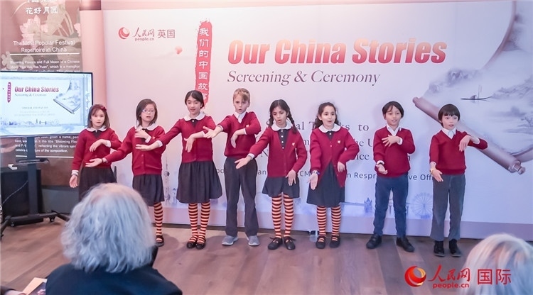 肯辛頓韋德預(yù)備學(xué)校小學(xué)生表演。人民網(wǎng) 郭錦標(biāo)攝