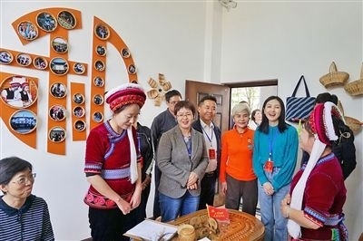  在大理法院喜洲法庭，代表們與“金花調(diào)解員”共同探討民族特色調(diào)解工作方法。