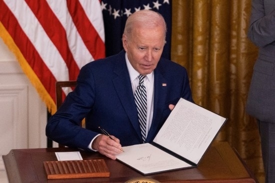 10月30日，美國(guó)總統(tǒng)拜登在華盛頓白宮簽署人工智能監(jiān)管行政令。新華社發(fā)（亞倫攝）