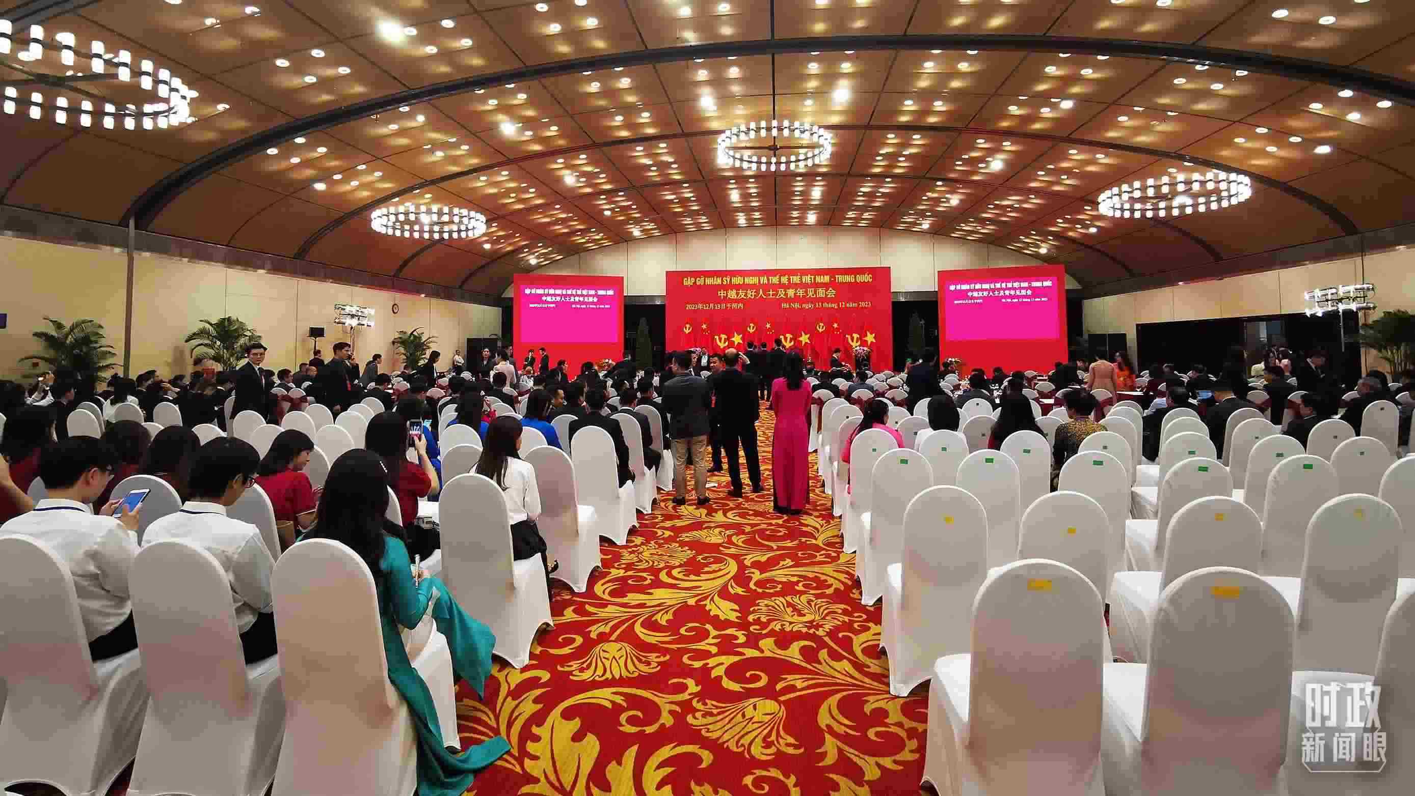 △習(xí)近平出席中越友好人士及青年見面會。這是見面會開始前的場景。（總臺央視記者荊偉拍攝）