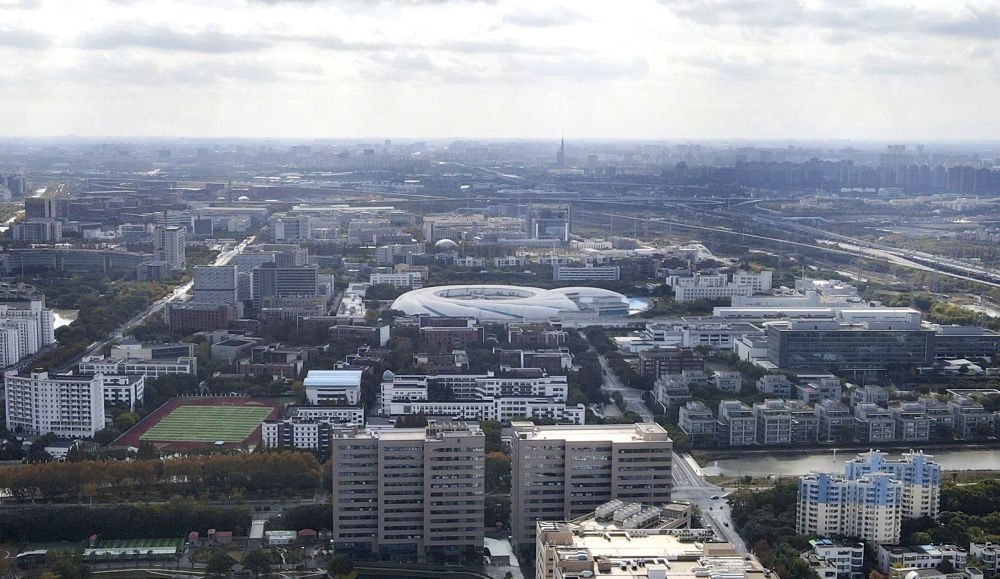 這是2023年11月25日在上海浦東新區(qū)張江科學(xué)城拍攝的形如鸚鵡螺的大科學(xué)裝置上海光源（中）（無人機(jī)照片）。新華社記者 方喆 攝