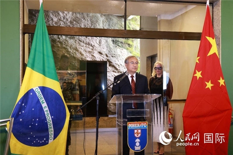 中國攝影家協(xié)會(huì)駐會(huì)副主席鄭更生在攝影展開幕式上致辭。 人民網(wǎng)記者 陳海琪攝