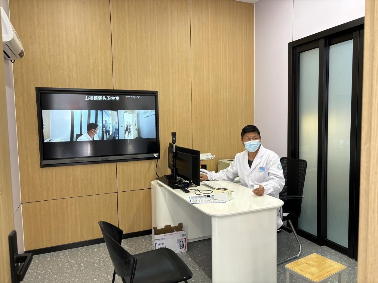 　　村里的值班醫(yī)生在線上連接三甲醫(yī)院的醫(yī)生對(duì)患者進(jìn)行會(huì)診。