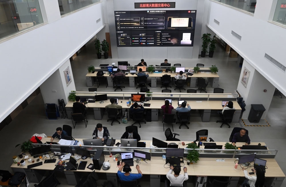 中國—東盟信息港員工在工作中。