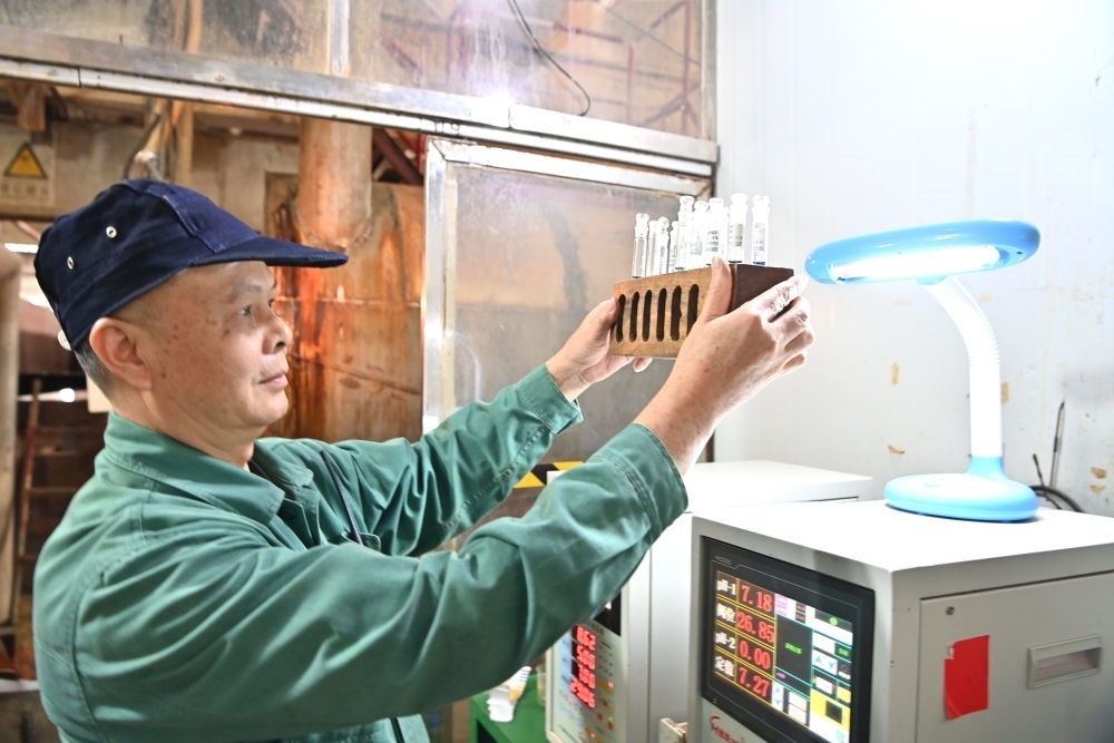 12月12日，廣西來(lái)賓小平陽(yáng)湘桂制糖有限公司的工作人員在檢測(cè)糖漿樣品。