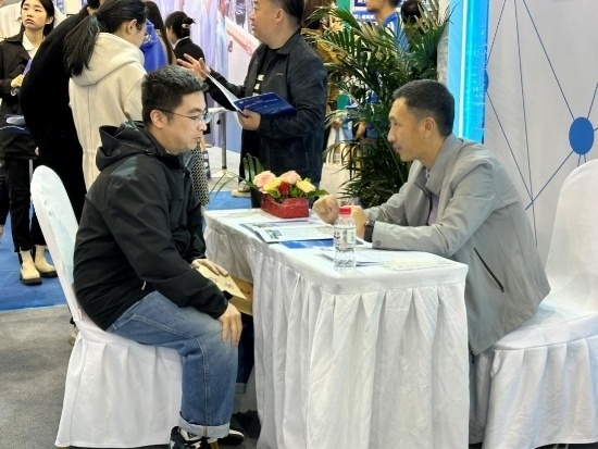 沈陽招聘會現(xiàn)場。人民網(wǎng)記者 尹柏寒?dāng)z