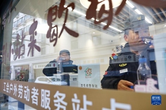 12月16日，戶外工作者在浙江省嘉興市南湖區(qū)丁家橋社區(qū)個性化“惠工小站”休息。