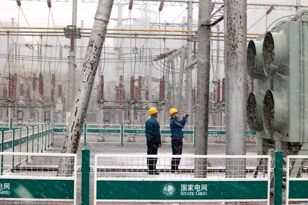 △國網(wǎng)壽光市供電公司變電運(yùn)維人員在檢查變電站積雪情況。
