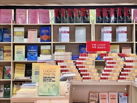 中國(guó)主題圖書亮相越南河內(nèi)書街。中國(guó)圖書進(jìn)出口（集團(tuán)）有限公司供圖