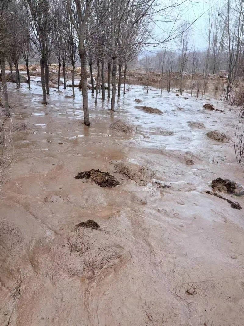 次生災(zāi)害襲擊過的村落。喬棟攝。