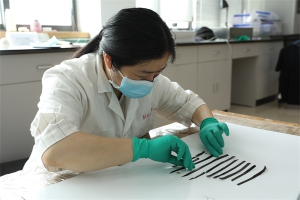 考古工作者正給竹簡排序。國家文物局供圖