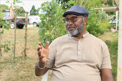 2023年12月18日，瓦努阿圖共和國總理夏洛特·薩爾維在瓦努阿圖公路項目二期馬勒庫拉段的移交儀式現(xiàn)場接受人民網(wǎng)采訪。人民網(wǎng) 賀吉攝