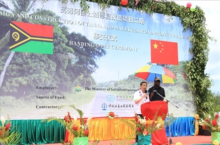 2023年12月18日，中國駐瓦努阿圖大使李名剛在瓦努阿圖公路項目二期馬勒庫拉段的移交儀式上發(fā)表致辭。人民網(wǎng) 賀吉攝
