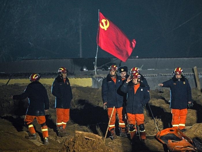 2023年12月21日，救援隊(duì)員在青海省海東市民和回族土族自治縣中川鄉(xiāng)金田村現(xiàn)場救援。新華社記者 張龍 攝