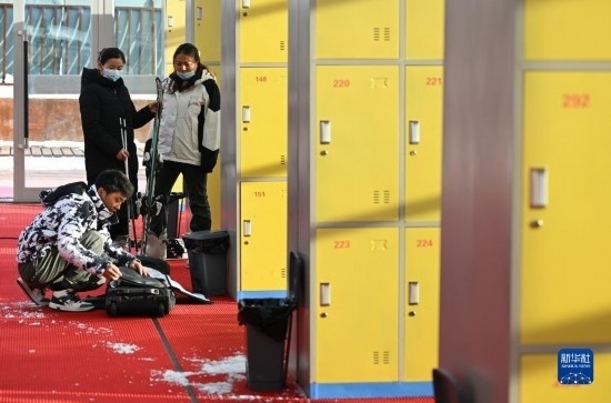 12月21日，游客在滑雪服務(wù)大廳整理滑雪裝備。