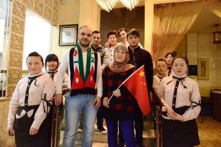 穆罕奈德夫婦與餐廳員工合影。共享聯(lián)盟·義烏 呂斌 攝