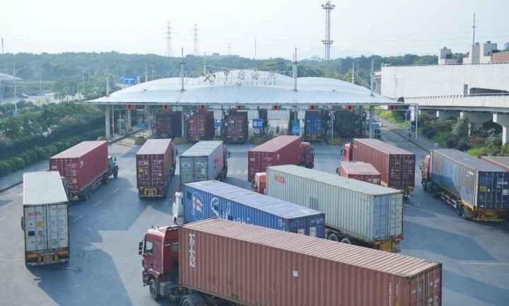 義烏海關排隊等待出關的車輛。共享聯(lián)盟·義烏 吳峰宇 攝