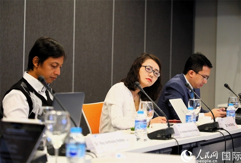 學(xué)者們專注聆聽會議內(nèi)容。人民網(wǎng)記者 白元琪攝