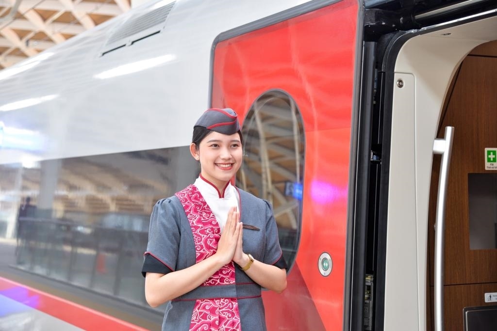 12月12日，乘務(wù)人員在印度尼西亞雅加達(dá)的哈利姆車站站臺(tái)歡迎乘坐雅萬高鐵的乘客。新華社記者徐欽攝