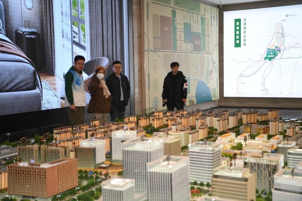 購(gòu)房者在河北雄安新區(qū)某項(xiàng)目售樓部查看沙盤（2月25日攝）。新華社記者 朱旭東 攝