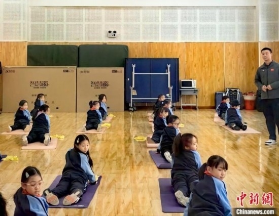 逸陽(yáng)文思學(xué)校學(xué)生正在進(jìn)行運(yùn)動(dòng)恢復(fù)矯正訓(xùn)練。<a target='_blank' href='/' ><p align=