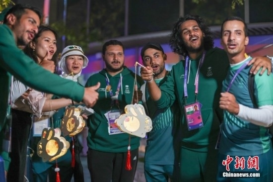 資料圖：9月29日，中國傳統(tǒng)節(jié)日中秋節(jié)，杭州亞運(yùn)會運(yùn)動(dòng)員村舉辦中秋主題活動(dòng)，中外運(yùn)動(dòng)員們歡聚一堂。圖為沙特阿拉伯運(yùn)動(dòng)員手持燈籠拍攝照片。<a target='_blank' href='/'><p align=