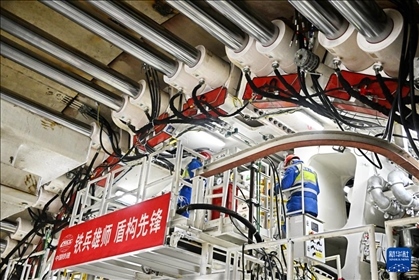 12月30日，中鐵十四局技術(shù)人員在盾構(gòu)掘進開始前檢查“海天號”盾構(gòu)機。新華社記者 李紫恒 攝